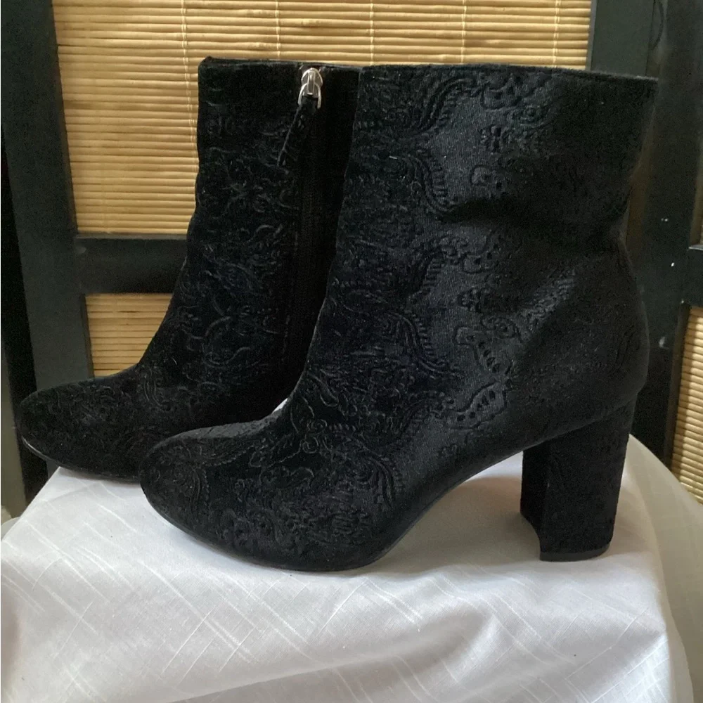 DIBA paisley embossed velvet ankle boots Sz 9.5 black EUC Danica boot